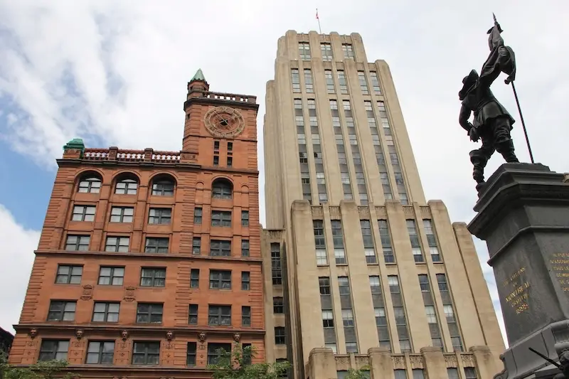 El edificio Aldred es un edificio Art Decó en la histórica plaza Place d'Armes en el barrio antiguo de Montreal