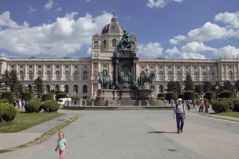 La Maria-Theresien-Platz es una gran plaza pública situada en Viena, Austria, que une la
                    Ringstraße con el Museumsquartier, la zona de museos de Viena.