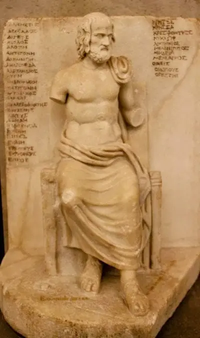 Estatuilla, adaptación helenística de un Eurípides de influencia lisípica (tercer cuarto del siglo IV a. C.) 
													y se encuentra en el Museo del Louvre de París.