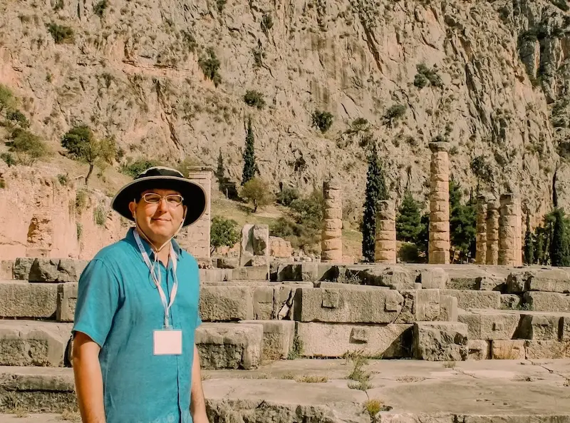 El autor en las ruinas del templo de Apolo en Delfos